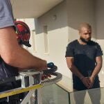 En la imagen uno de los arrestados, que al entrar la Policía Nacional se descolgó por el balcón pero fue interceptado. POLICÍA NACIONAL