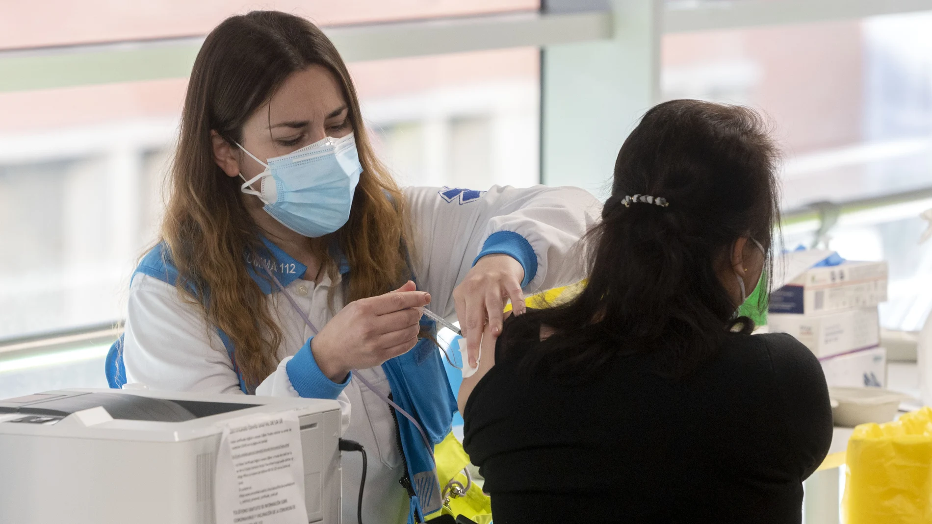 Una mujer recibe la tercera dosis de la vacuna contra el Covid-19, en el WiZink Center, a 20 de enero de 2022, en Madrid