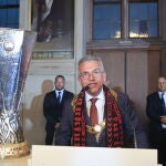 El alcalde de Fráncfort, Peter Feldmann, posa con el trofeo de la Europa League.