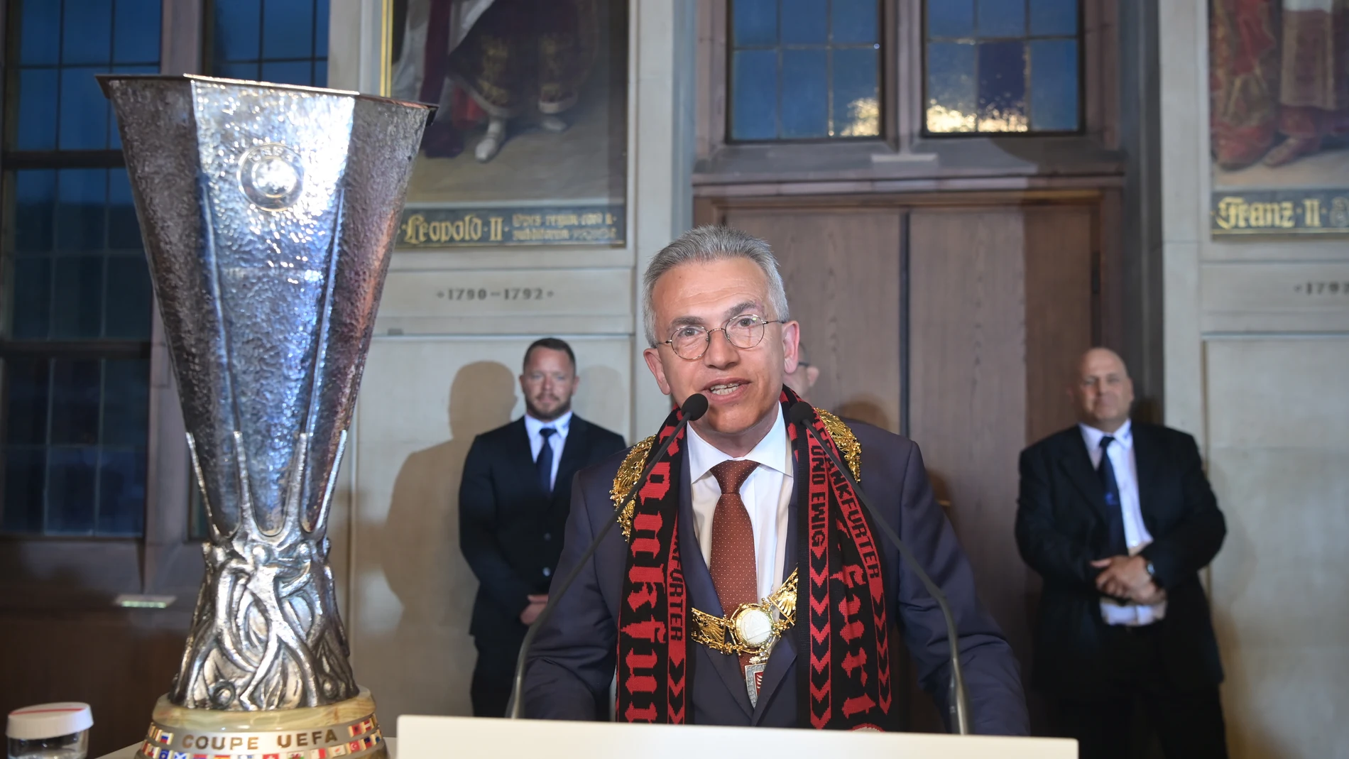 El alcalde de Fráncfort, Peter Feldmann, posa con el trofeo de la Europa League.