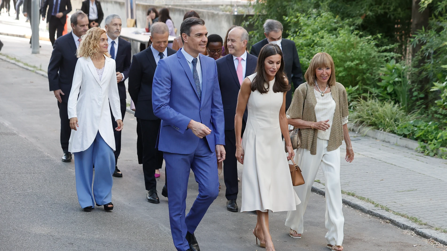 La reina Letizia (c), y el presidente del Gobierno, Pedro Sánchez, llegan a la sesión de apertura de la conferencia organizada por la Fundación Mujeres por África bajo el título "Los puentes de las Mujeres. Propuestas desde el Sur para el cambio global", celebrada este jueves en Madrid. EFE