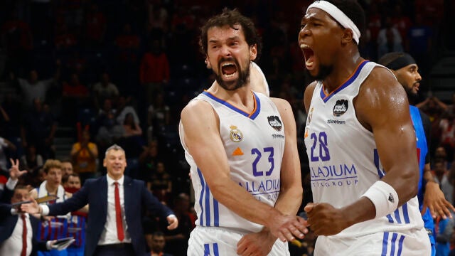 Los jugadores del Real Madrid Sergio Llull y Guerschon Yabusele celebran la victoria ante el Barcelona en la semifinal de la Euroliga