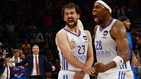 Los jugadores del Real Madrid Sergio Llull y Guerschon Yabusele celebran la victoria ante el Barcelona en la semifinal de la Euroliga