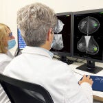 Profesionales sanitarios examinan unas pruebas de una paciente afectada por un cáncer de mama