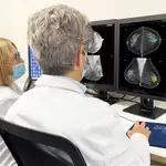 Profesionales sanitarios examinan unas pruebas de una paciente afectada por un cáncer de mama