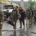 Militares ucranianos saliendo de la planta siderúrgica Azovstal sitiada en Mariupol