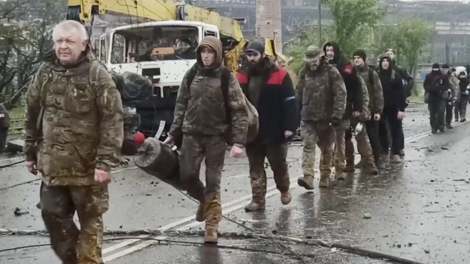 Militares ucranianos saliendo de la planta siderúrgica Azovstal sitiada en Mariupol