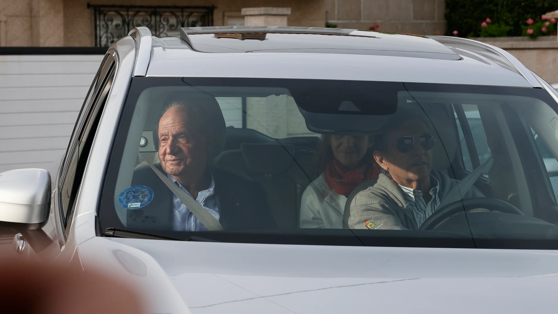 El Rey Juan Carlos y la Infanta Elena, en el coche, junto a Pedro Campos . EFE/Lavandeira Jr.