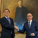 El alcalde de Salamanca, Carlos García Carbayo, y el director general de Iberaval, Pedro Pisonero, firman un convenio de colaboración