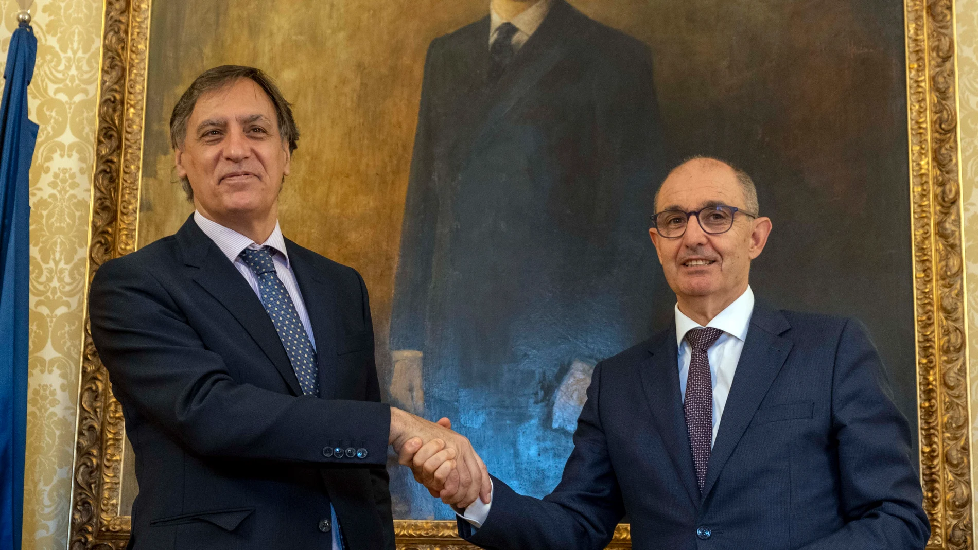 El alcalde de Salamanca, Carlos García Carbayo, y el director general de Iberaval, Pedro Pisonero, firman un convenio de colaboración