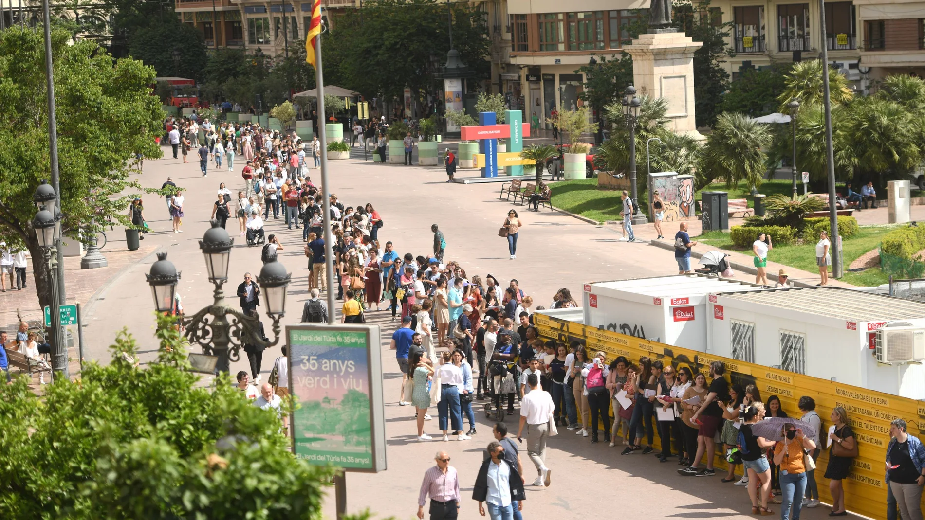 La cola que parte del centro de la plaza, llega hasta la calle María Cristina