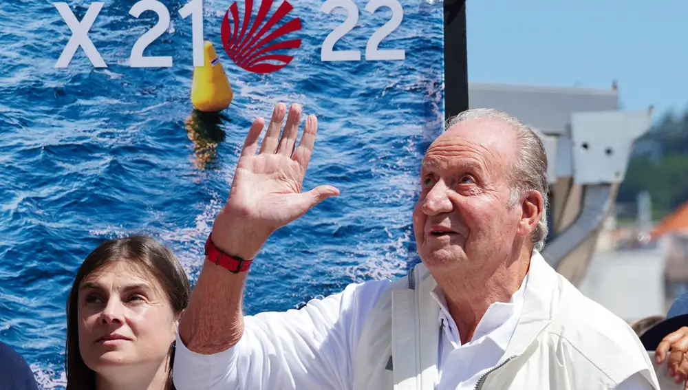 El Rey emérito saluda a su llegada a la 3ª Regata del IV Circuito Copa de España 2022 clase 6m de vela.