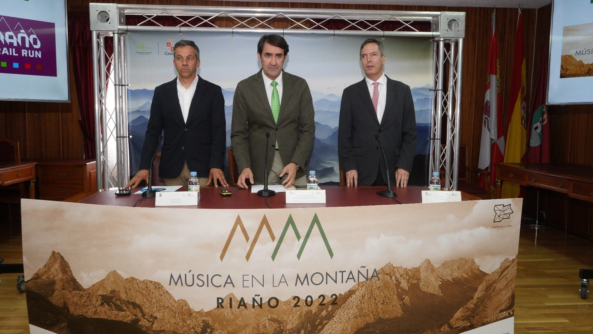 El consejero de Medio Ambiente, Vivienda y Ordenación del Territorio, Juan Carlos Suárez-Quiñones, -en el centro- durante su visita de este viernes a Riaño (León)
