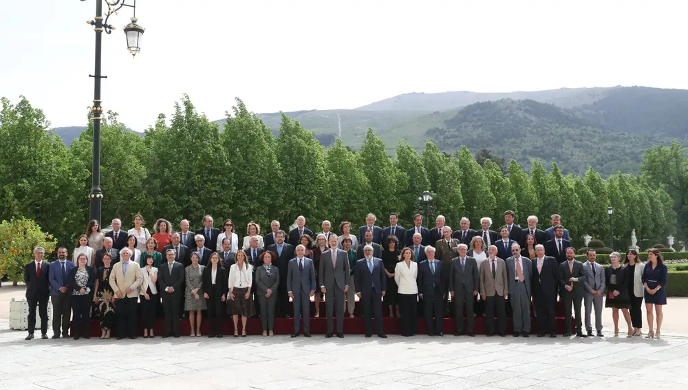 El Rey Felipe VI con los miembros del Consejo Científico del Real Instituto Elcano durante su reunión en La Granja (Segovia)
