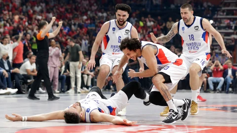 Vasilije Micic es felicitado por su compañero Larkin tras anotar la canasta decisiva en la victoria del Anadolu Efes ante el Olympiacos en la semifinal de la Euroliga