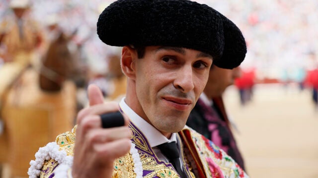 El diestro Alejandro Talavante durante la corrida de la Feria de San Isidro celebrada este viernes en la Plaza de Torosde Las Ventas. EFE/Juanjo Martín