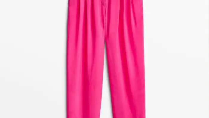 Pantalón rosa.