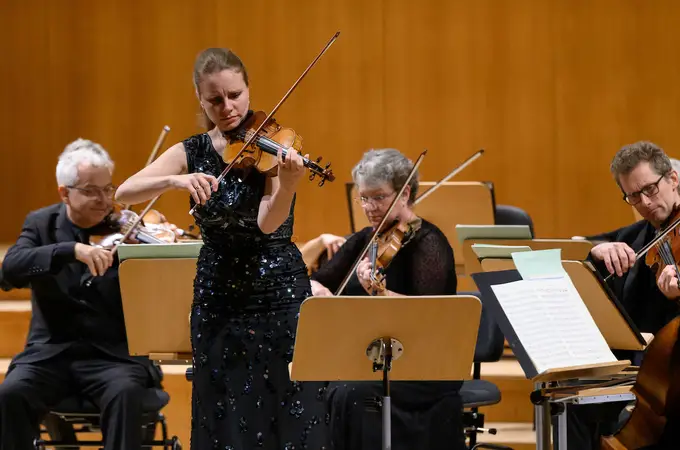 Julia Fischer dirige con virtuosismo a la Academy of St Martin in the Fields