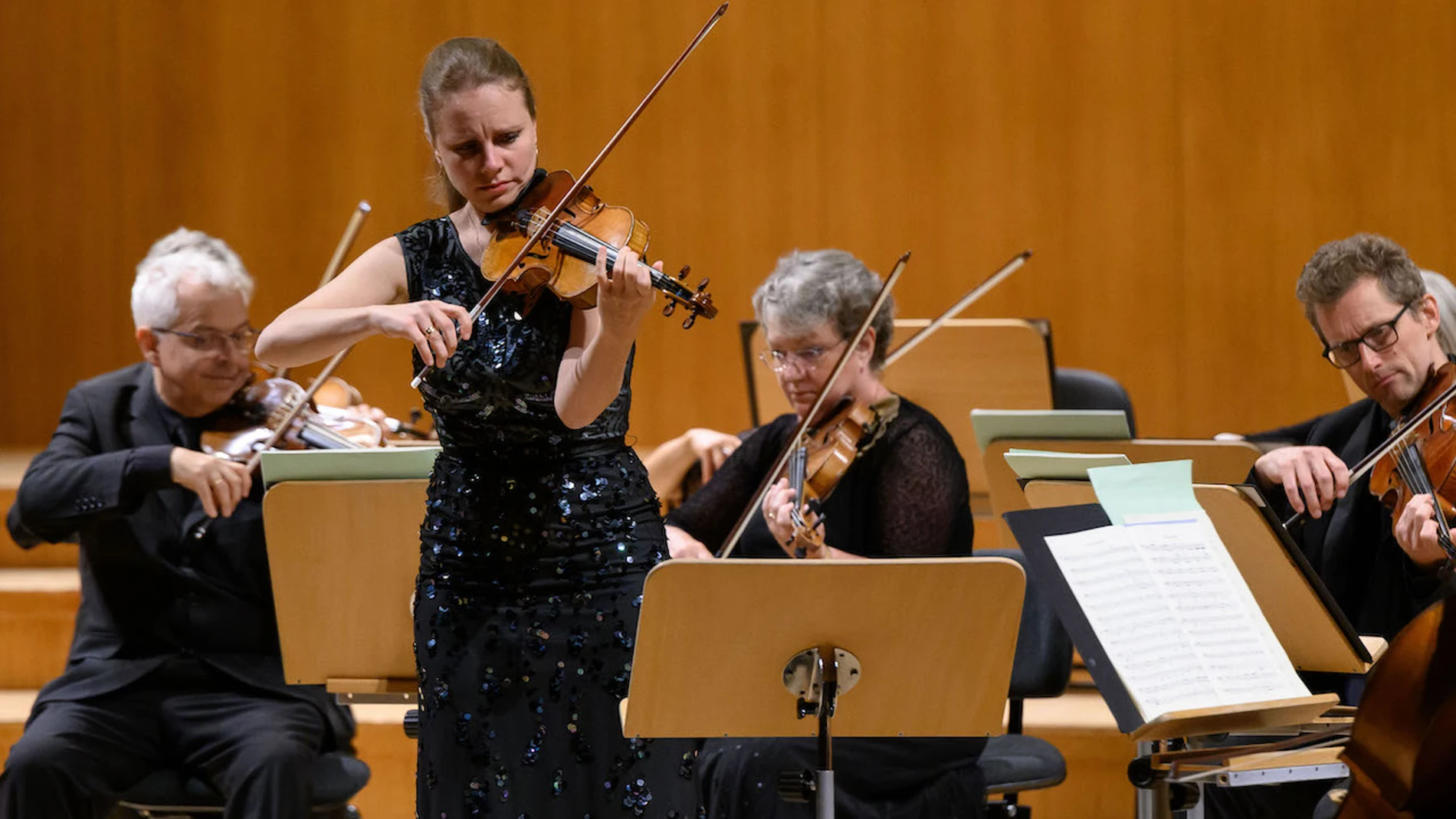La violinista Julia Fisher tocando en el Auditorio Nacional