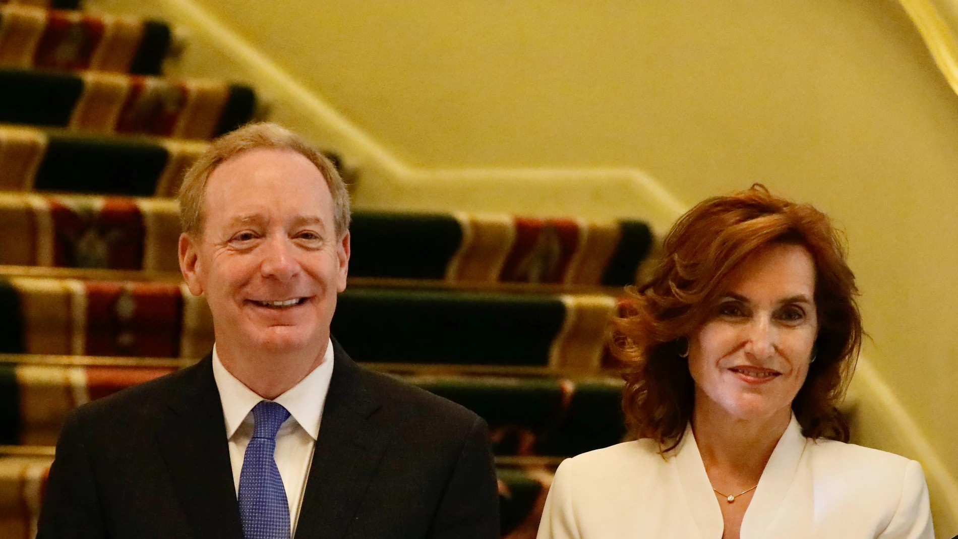 El presidente de Microsoft, Brad Smith y la presidenta de la Asociación para el Progreso de la Dirección (APD), Laura González-Molero, posan a su llegada a un encuentro