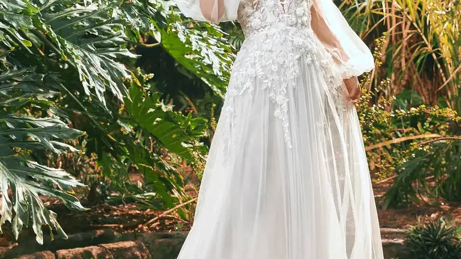 Vestido de novia evasé con escote corazón en tul bordado, de Pronovias