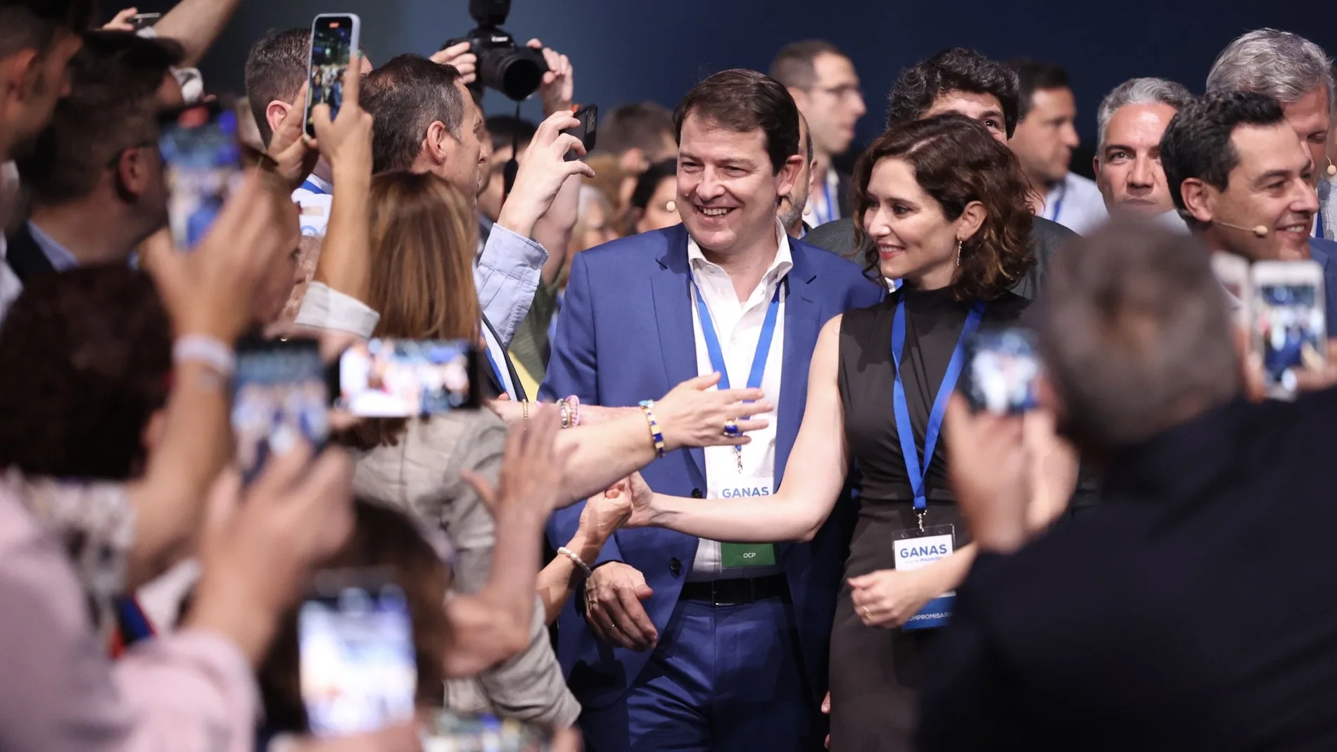 El presidente del PP de Castilla y León, Alfonso Fernández Mañueco, a su llegada al Congreso del PP de Madrid junto a Isabel Díaz Ayuso