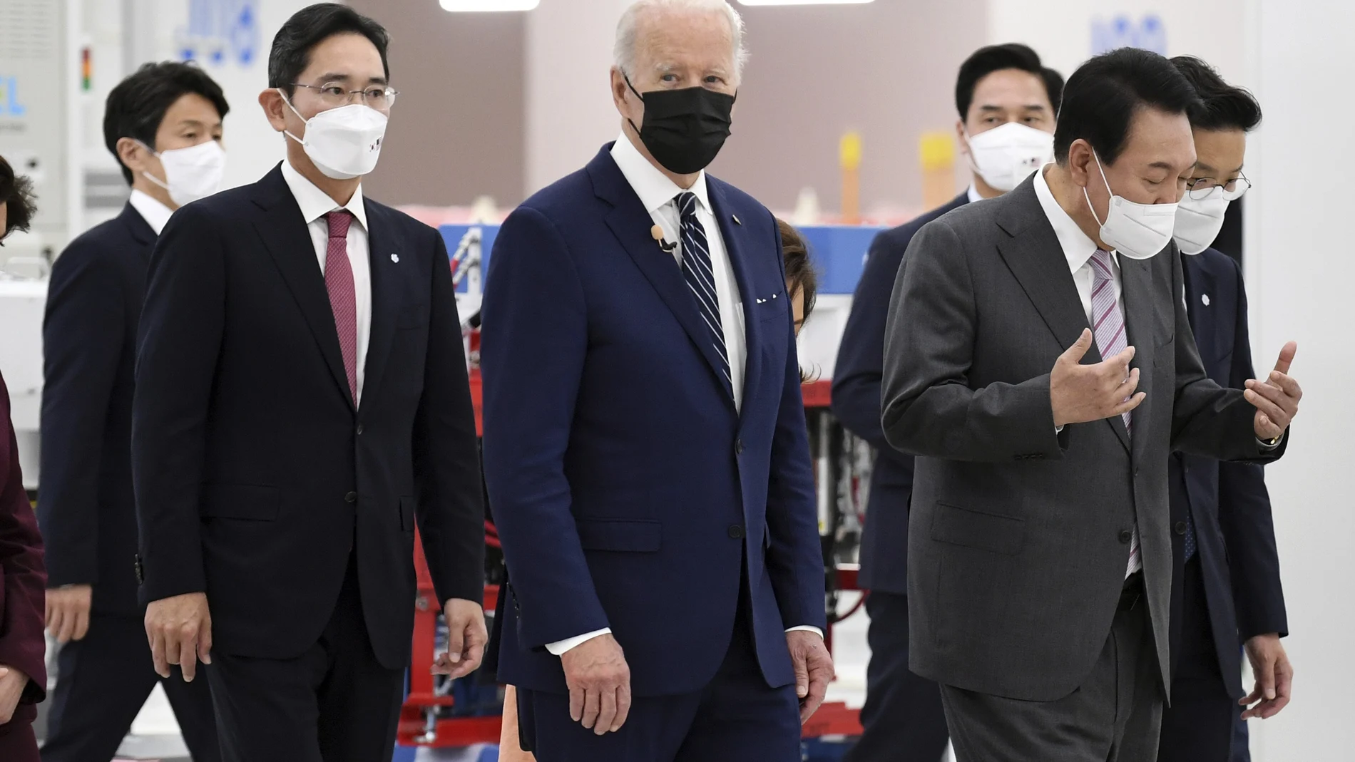 El presidente de EE.UU., Joe Biden, en el centro, el presidente de Corea del Sur, Yoon Suk-youl, a la derecha, y el vicepresidente de Samsung Electronics Co. Lee Jae-yong, segundo a la izquierda
