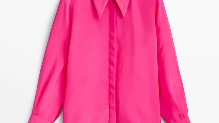 Camisa fucsia.