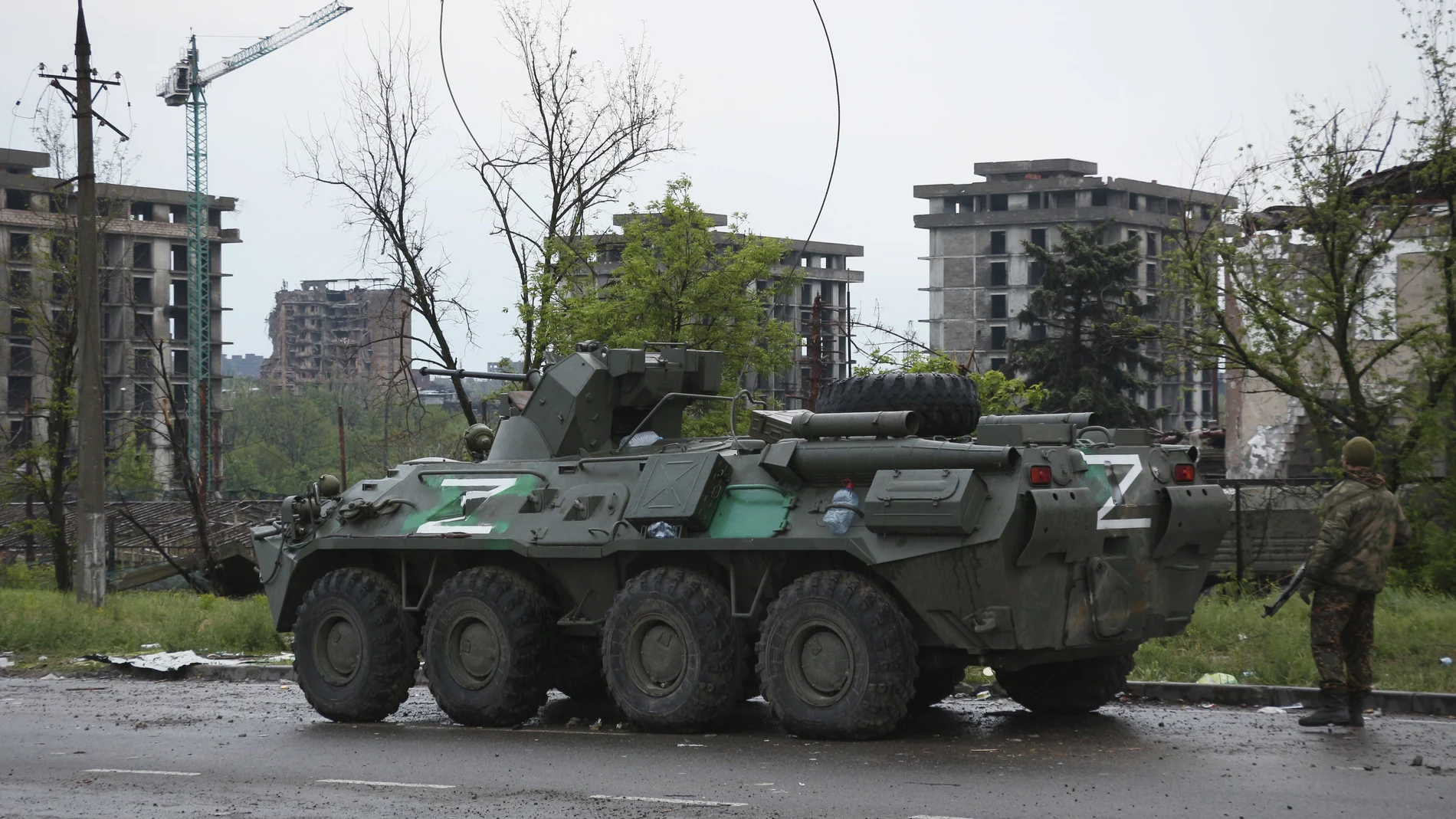 Un APC de las milicias de la República Popular de Donetsk se encuentra no muy lejos de la planta siderúrgica asediada de Mariupol