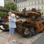 Un tanque ruso expuesto en Kyiv tras ser destruido