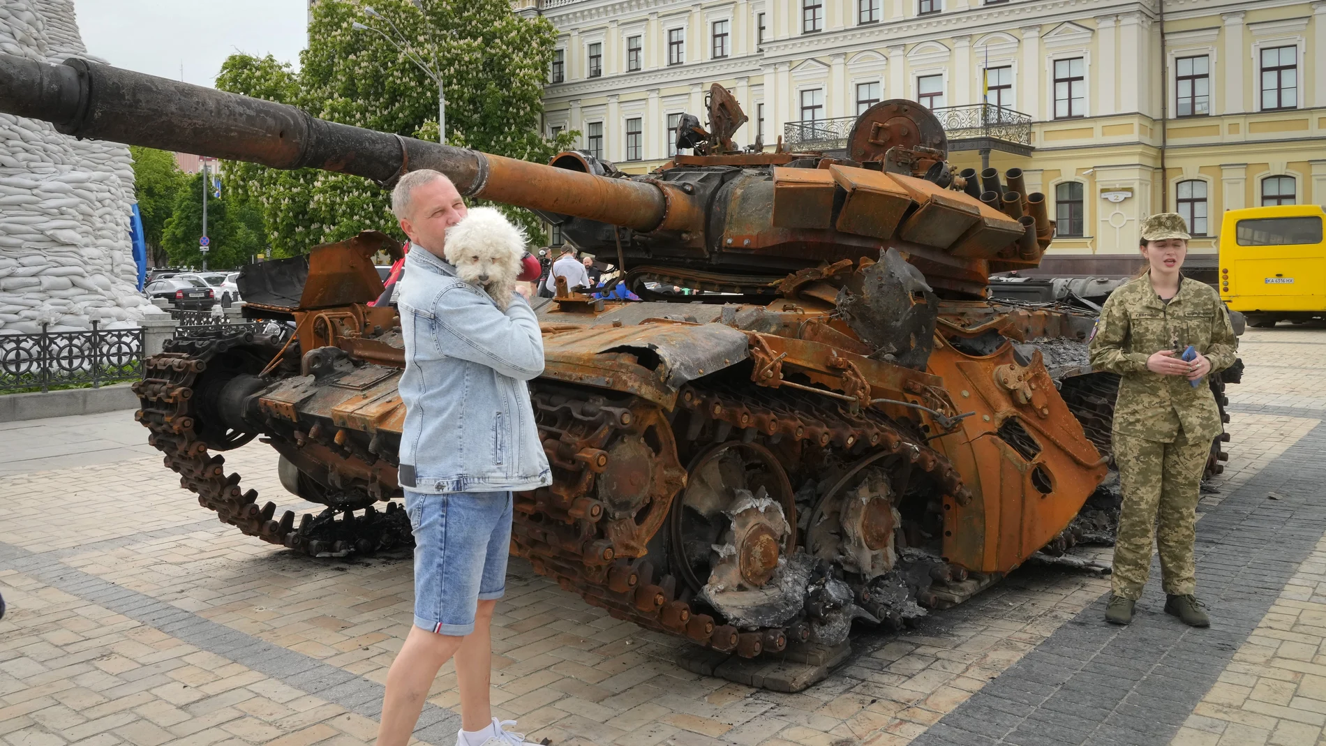 Un tanque ruso expuesto en Kyiv tras ser destruido