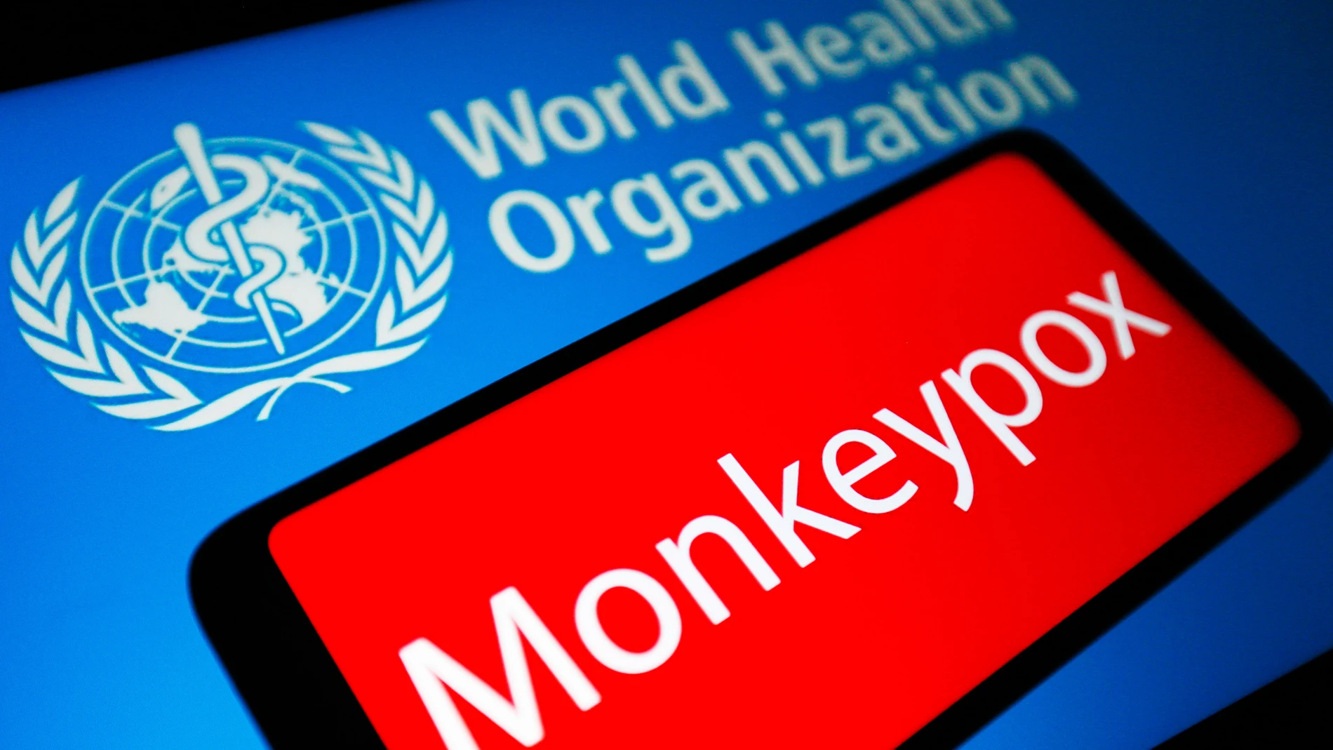 La palabra Monkeypox (viruela del mono) en una pantalla junto al logo de la OMS