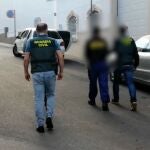 Dos agentes de la Guardia Civil custodian al detenido, que operaba en Almería