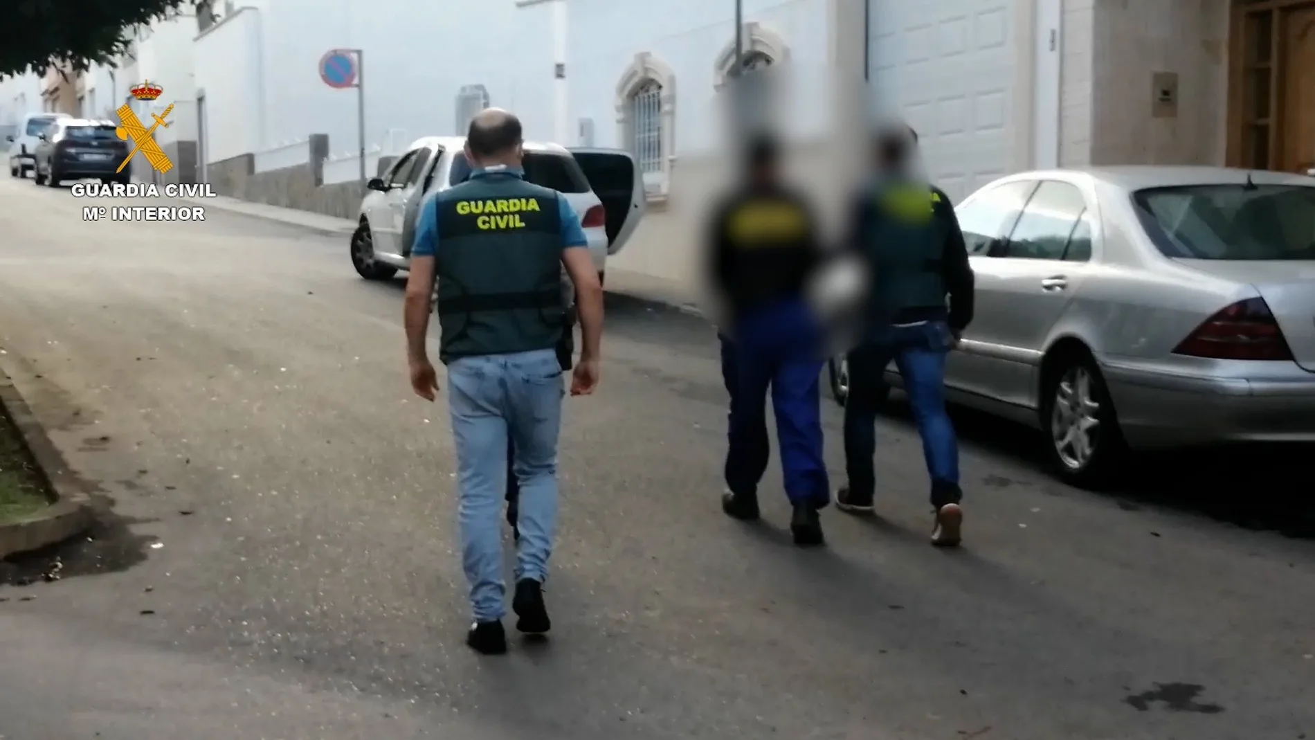 Dos agentes de la Guardia Civil custodian al detenido, que operaba en Almería