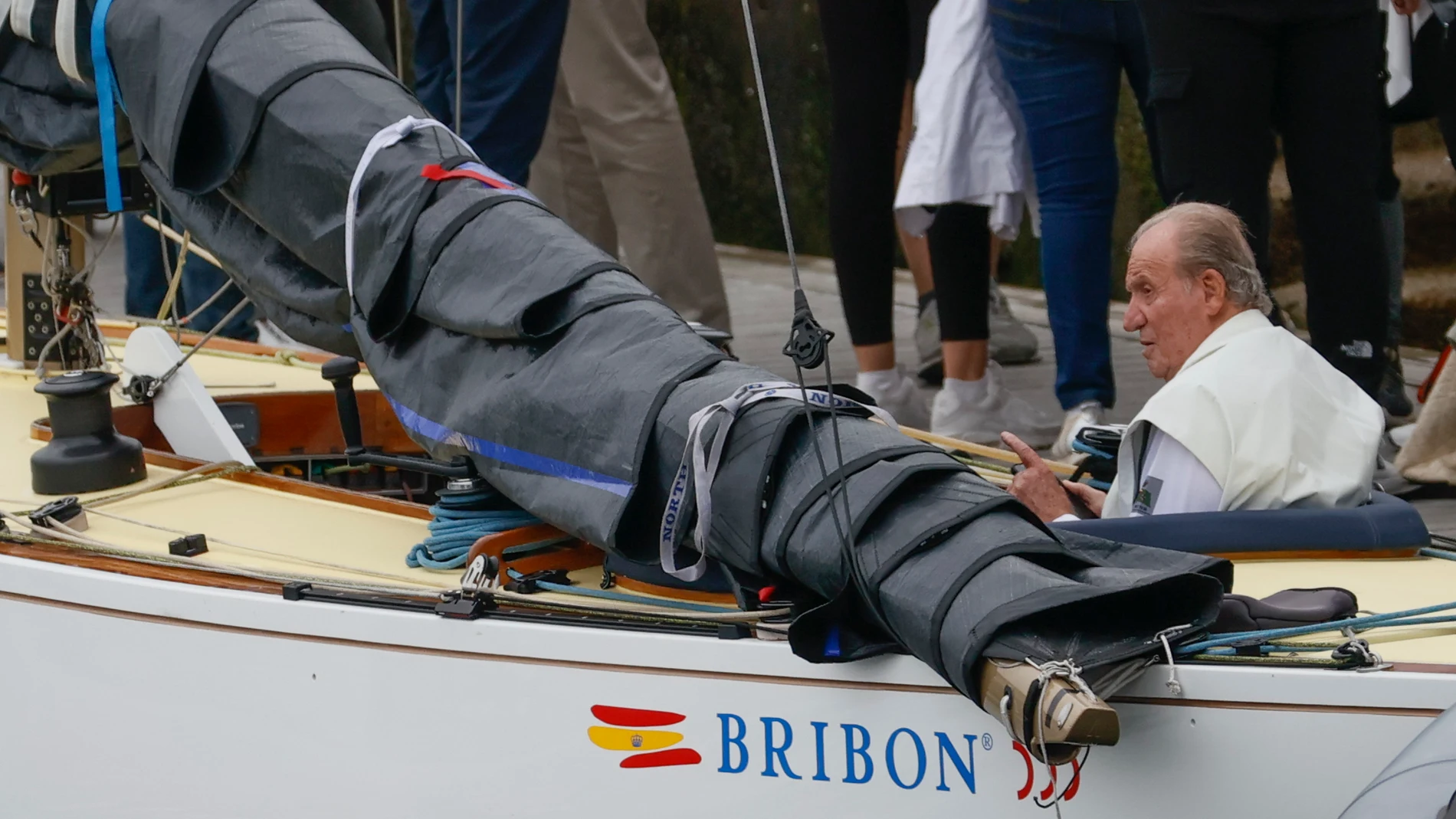 El Rey emérito Juan Carlos I a bordo del "Bribón", donde ha navegado este sábado a la espera de que las condiciones meteorologícas permitan competir en el trofeo InterRías de la clase 6m, este sábado en el Real Club Náutico de Sanxenxo (RCNS)