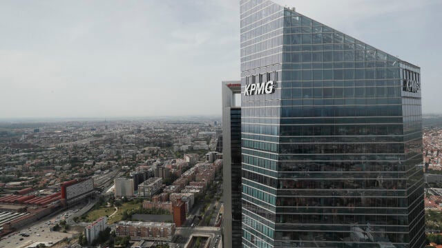 Vista de la Torre KPMG desde la Torre Emperador.