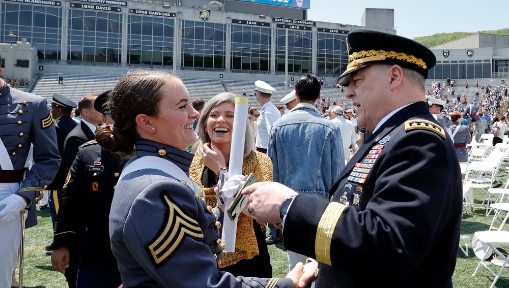 El jefe del Estado Mayor Conjunto de la Fuerzas Armadas de EEUU, Mark Milley, entrega el diploma de graduación a una soldado en West Point