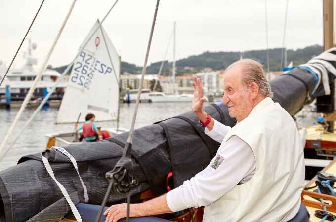 El Rey Don Juan Carlos sale a bordo del Bribon 500 en la segunda jornada de las regatas de Sanxenso, a 21 de mayo de 2022, en Vigo (España).