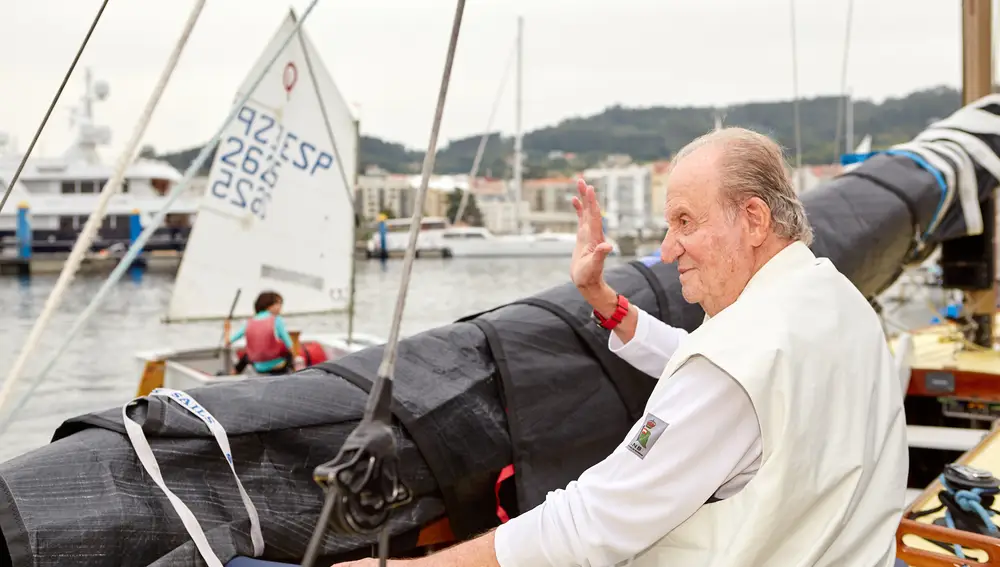 El Rey Don Juan Carlos sale a bordo del Bribon 500 en la segunda jornada de las regatas de Sanxenso, a 21 de mayo de 2022, en Vigo (España).