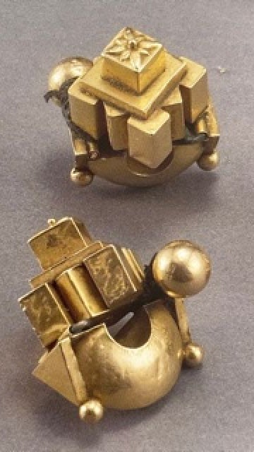 Conjunto de pendientes Thandatti en oro y núcleo de laca. India: Tamil Nadu. S.XIX. La forma se asocia con un mandala. En el pensamiento Hindú, los tres niveles de los que se componen estas piezas, corresponden al mundo terrestre, astral y divino.
