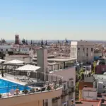 La piscina del Hotel Emperador cuenta con unas vistas envidiables a la Gran Vía