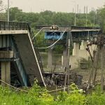 Puente en Luhansk destruido por un ataque ruso