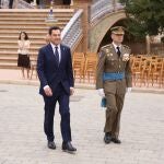 Juanma Moreno, el sábado durante una Jura de Bandera civil en la Plaza de España, en Sevilla