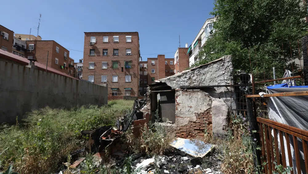 Una casa baja en mal estado en el madrileño barrio de Quintana