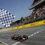 Red Bull driver Max Verstappen of the Netherlands receives the checkered flag as he crosses the finish line to win the Spanish Formula One Grand Prix at the Barcelona Catalunya racetrack in Montmelo, Spain, Sunday, May 22, 2022. (AP Photo/Pool/Manu Fernandez)