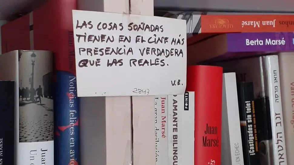 Imagen de una estantería del despacho de Marsé con notas suyas