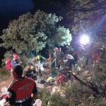 El dispositivo de rescate, en plena operación para acceder a la oquedad durante la madrugada de este domingo