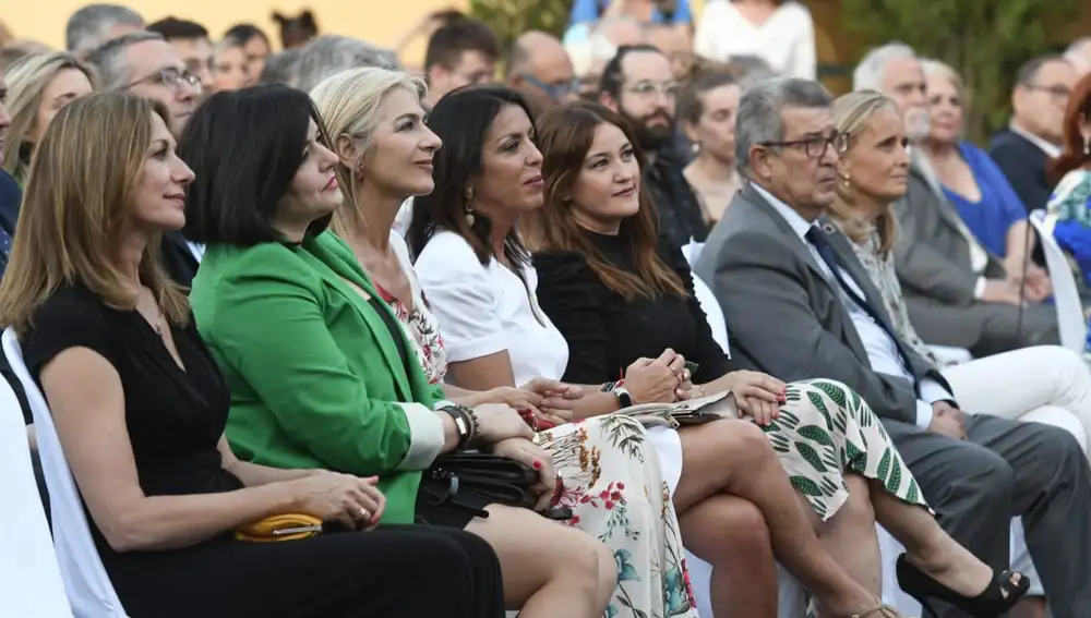 Autoridades como la presidenta del Parlamento, Marta Bosquet; la consejera de Cultura, Patricia del Pozo; o las diputadas Virginia Pérez y Verónica Pérez