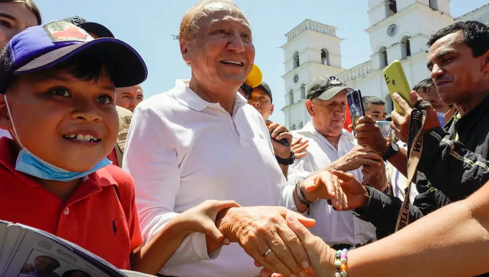 Rodolfo Hernández saluda a sus seguidores durante su visita a Piedecuesta