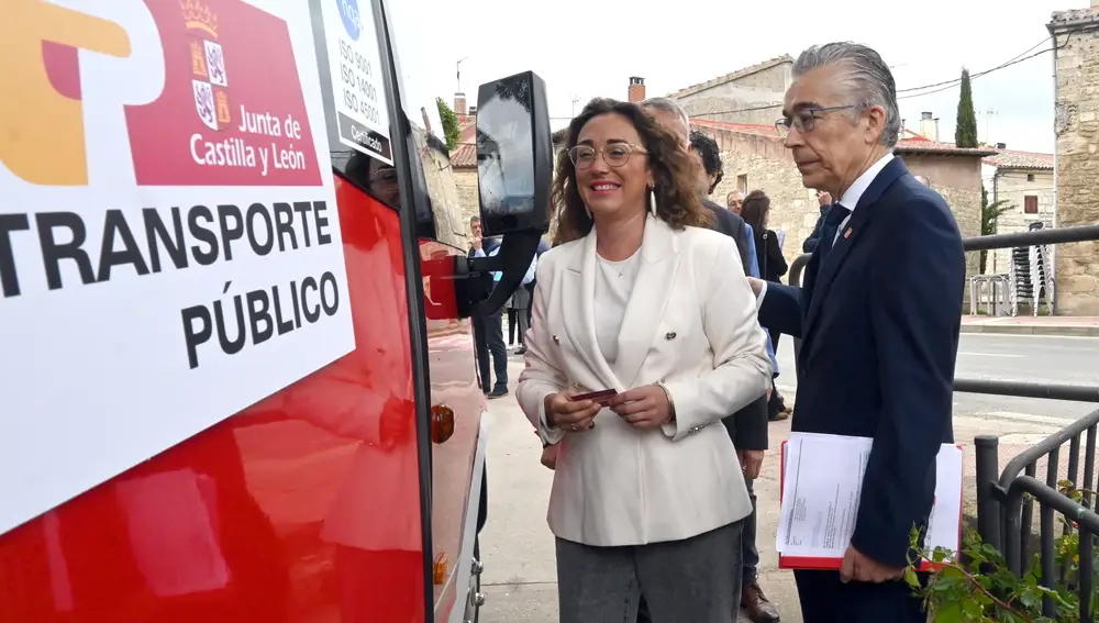 La consejera de Movilidad y Transformación Digital, María González Corral, presenta el bono rural de transporte a la demanda gratuito en las ZBS del norte de Burgos